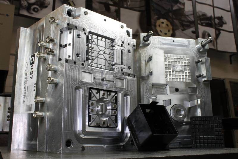 Injection mould tool with final product